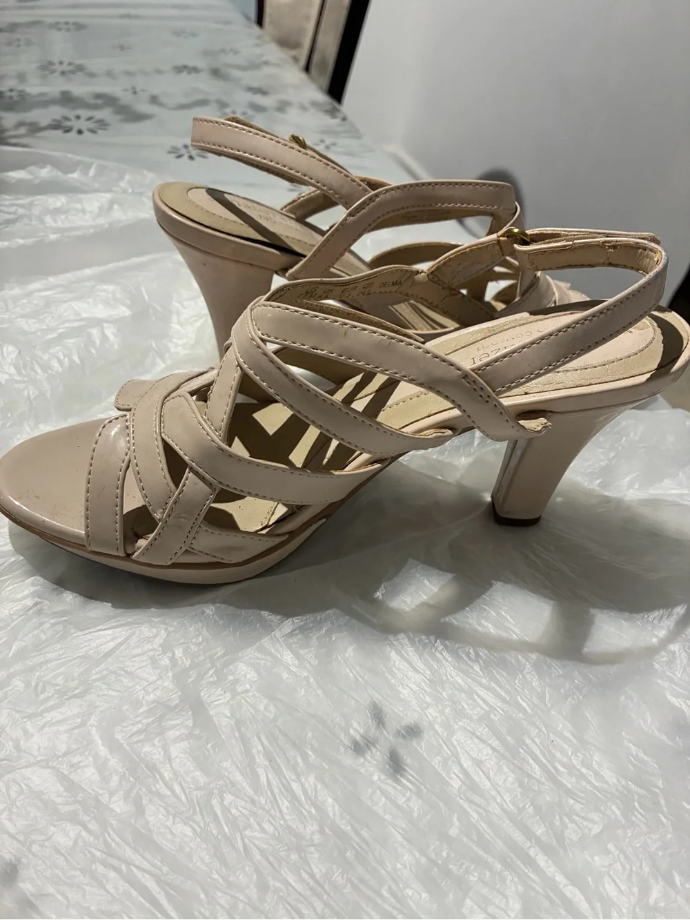 Naturalizer beige strappy